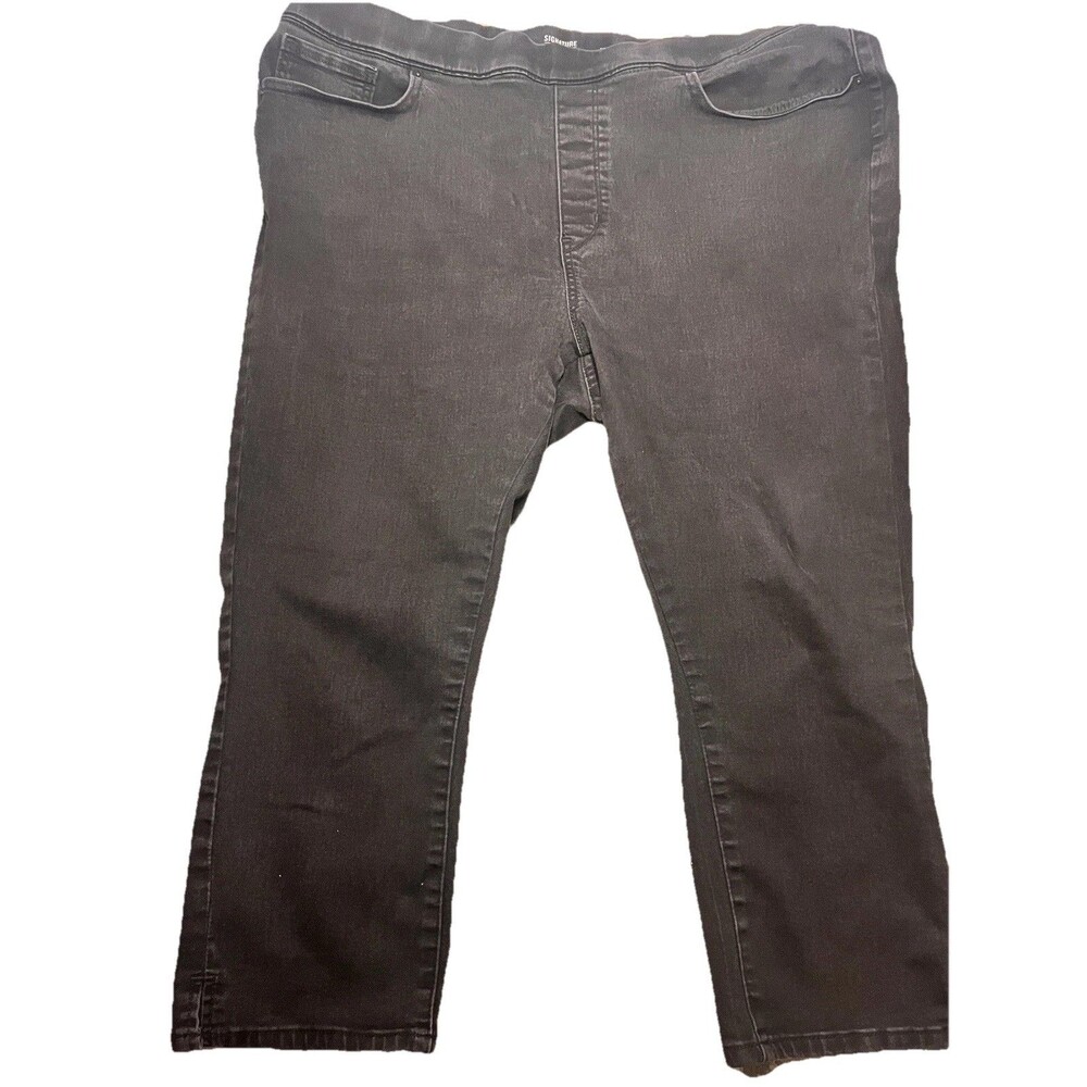 Levi's 24W Women's Capri Plus Size Jeans Black Pull On Stretch Slim Fit.